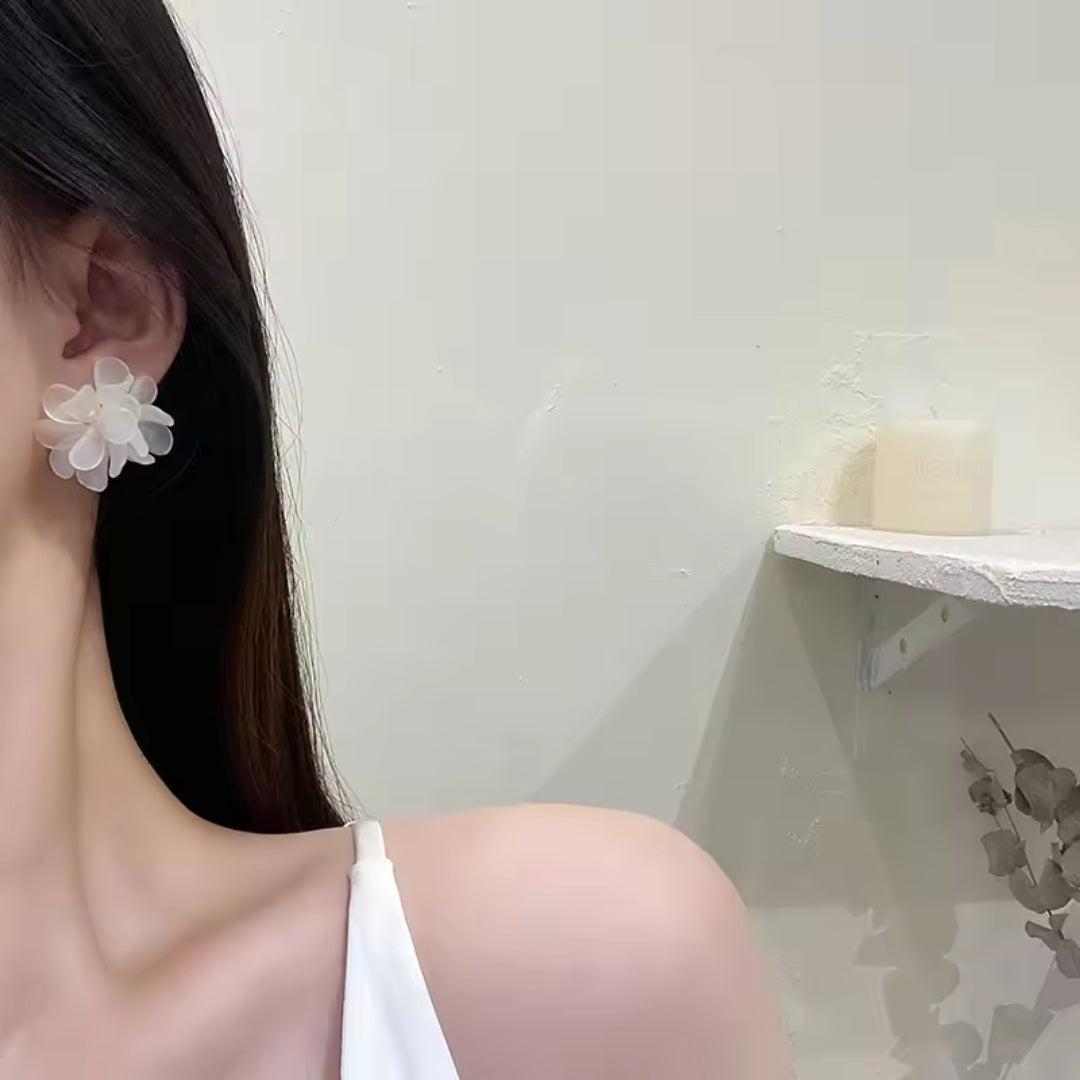 Acrylic Flower Pattern White Stud Earrings