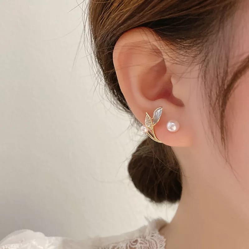 Leaf Style Stud With Pearl