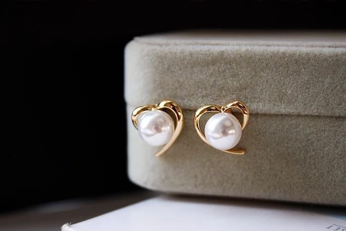 Pearl Heart Golden Stud